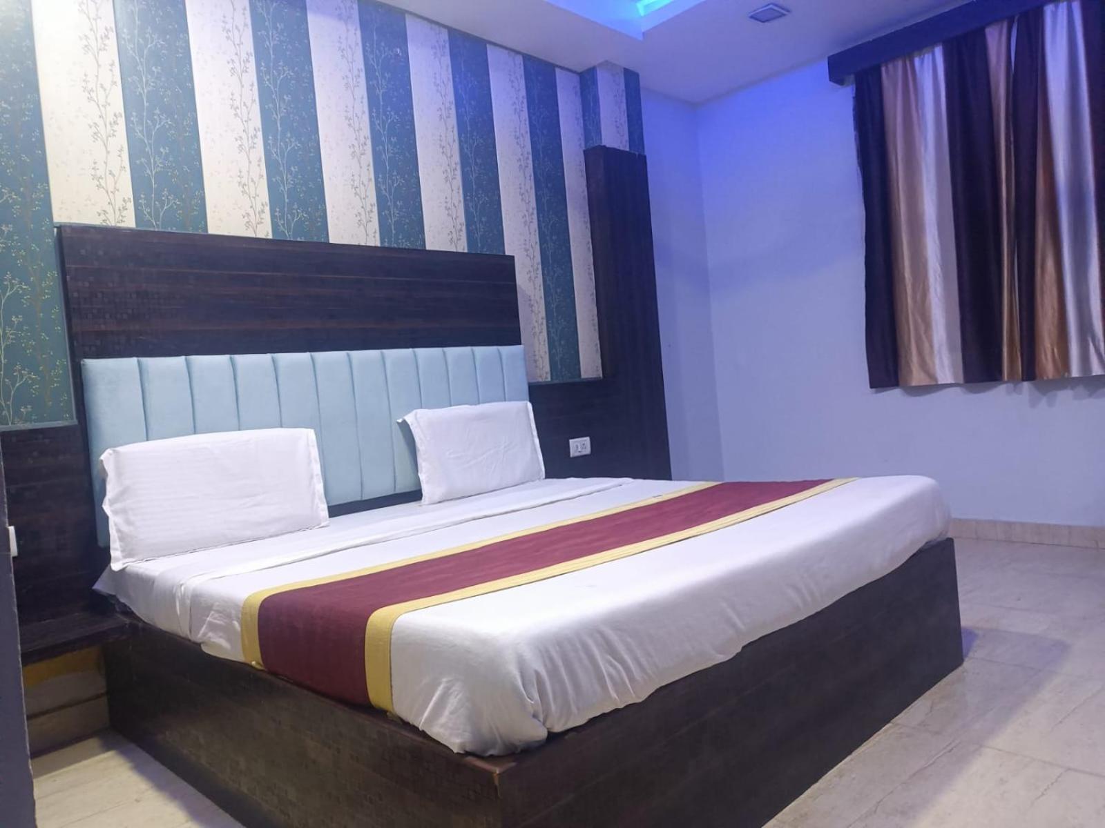 Hotel Park Avenue Lucknow Room photo